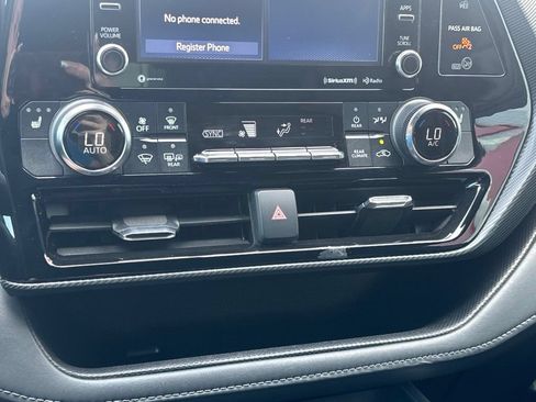 Used 2022 Toyota Highlander XSE FWD image 13