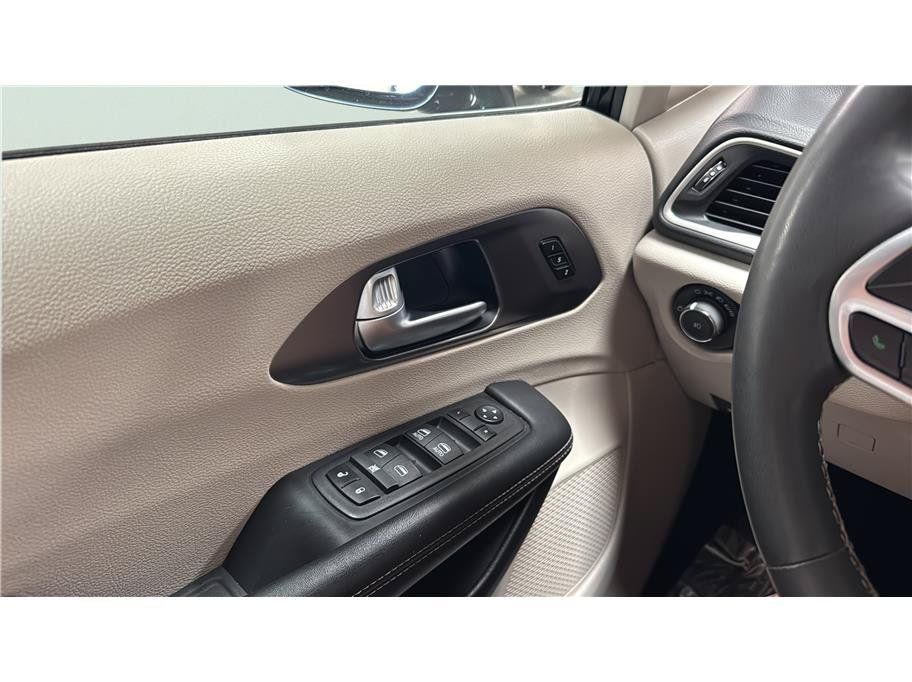 Used 2024 Chrysler Pacifica Touring-L FWD image 38