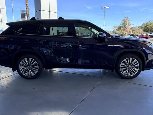New 2026 Toyota Highlander Platinum image 6