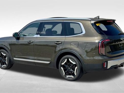 Used 2024 Kia Telluride EX w/ EX Captain's Chair Package FWD image 2
