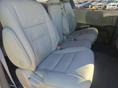 Used 2017 Toyota Sienna XLE image 21