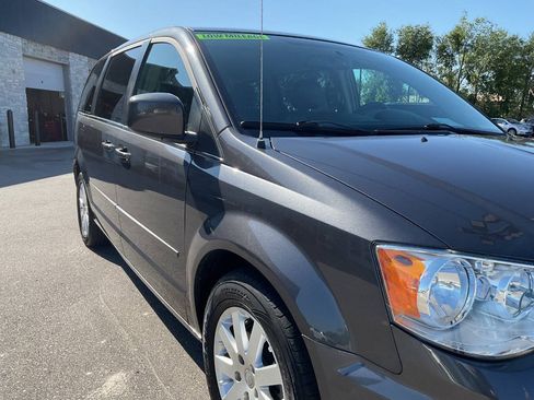 Used 2015 Chrysler Town & Country LX FWD image 11