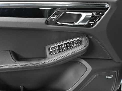 Certified 2025 Porsche Macan image 6