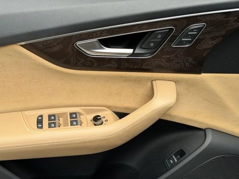 Used 2019 Audi Q8 Prestige w/ Luxury Package AWD/4WD image 30