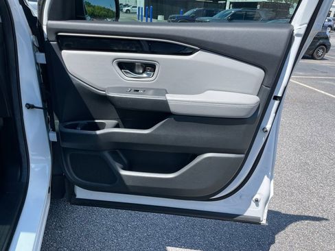 Certified 2025 Honda Pilot Touring image 30