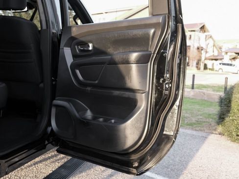 Used 2018 Nissan Titan SV w/ SV Convenience Package image 47