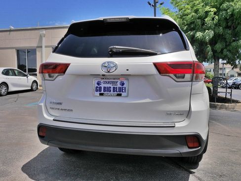 Used 2018 Toyota Highlander SE w/ Carpet Mat Package (TMS) AWD/4WD image 6
