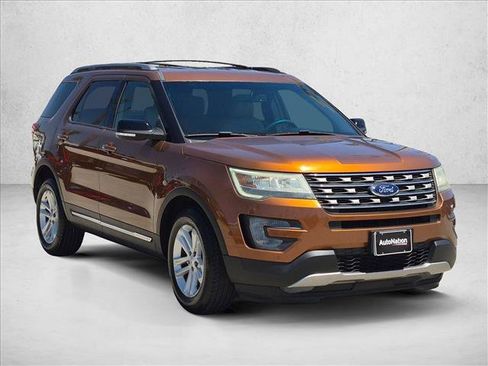 Used 2017 Ford Explorer XLT w/ Equipment Group 202A FWD image 3