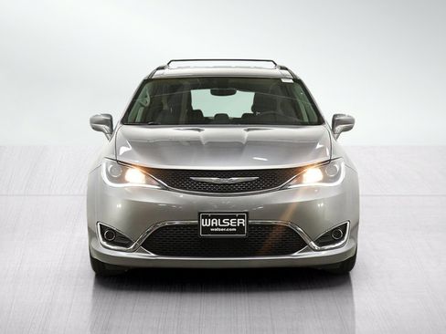 Used 2017 Chrysler Pacifica Touring-L FWD image 8