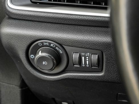 Used 2021 Chrysler Pacifica Touring-L w/ Uconnect Theater Family Group FWD image 24
