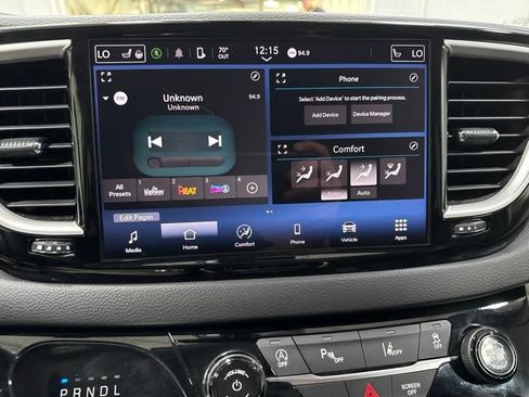 Used 2024 Chrysler Pacifica Touring-L FWD image 20