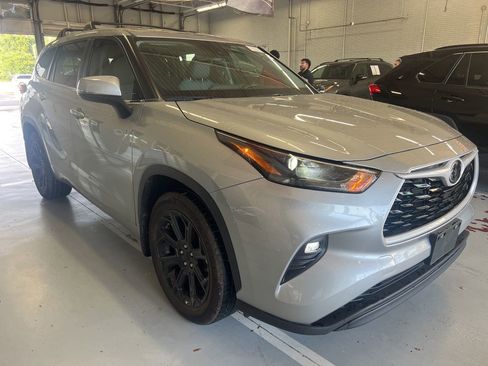 Used 2024 Toyota Highlander LE FWD image 3