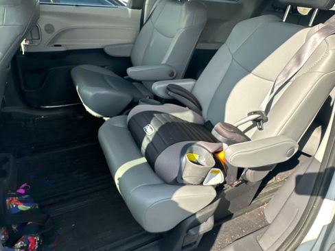 Used 2022 Toyota Sienna XLE AWD/4WD image 4