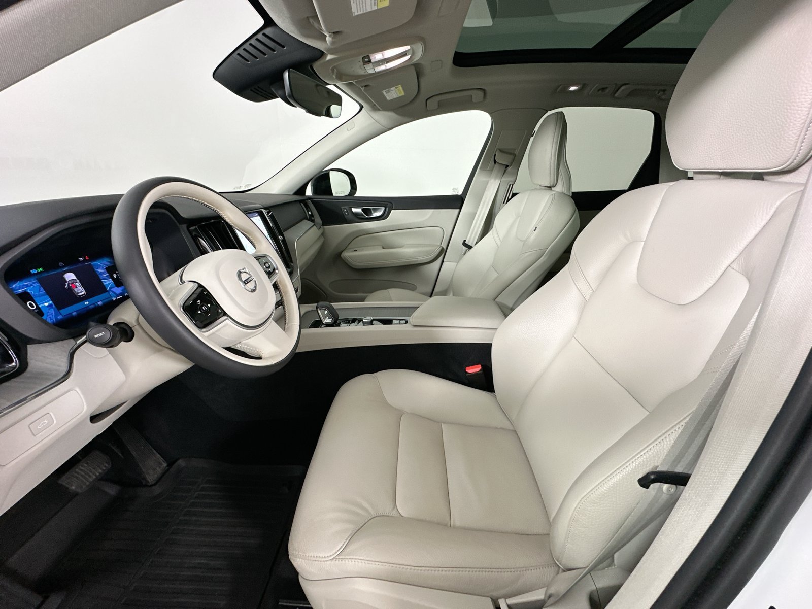 Certified 2024 Volvo XC60 B5 Plus w/ Climate Package AWD/4WD image 33