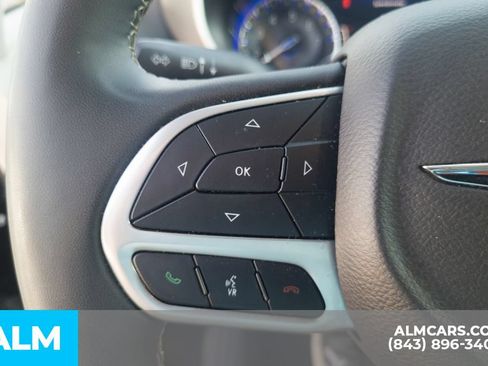 Used 2024 Chrysler Pacifica Touring-L FWD image 11