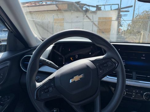 Used 2025 Chevrolet Trax LT FWD image 33