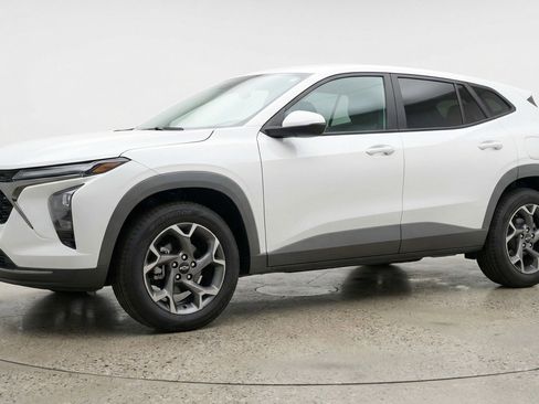 Used 2025 Chevrolet Trax LT w/ LT Convenience Package image 2