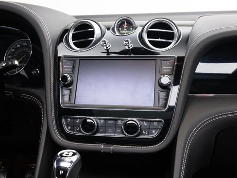 Used 2017 Bentley Bentayga AWD/4WD image 26