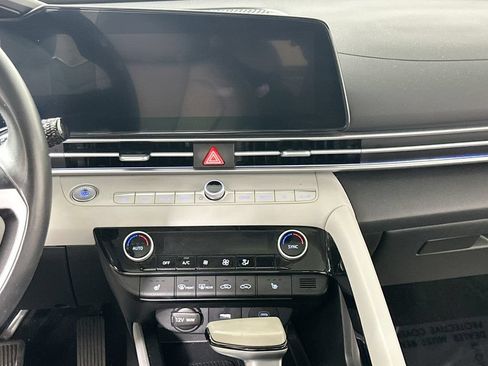 Used 2025 Hyundai Elantra Limited FWD image 18