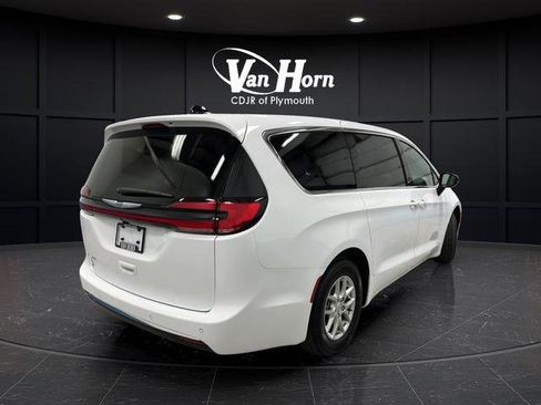 Used 2026 Chrysler Pacifica Select FWD image 7