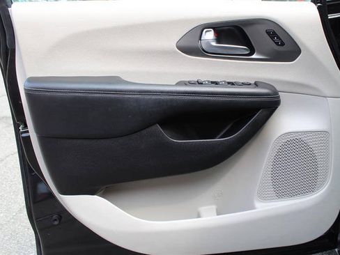 Used 2022 Chrysler Pacifica Touring-L w/ Uconnect Theater Family Group AWD/4WD image 11