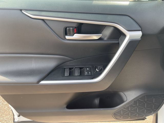 Used 2025 Toyota RAV4 XLE AWD/4WD image 12