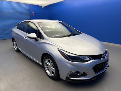 Used 2018 Chevrolet Cruze LT w/ Convenience Package image 2