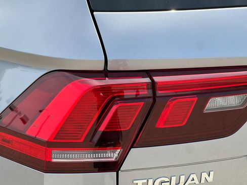 Used 2021 Volkswagen Tiguan SE FWD image 38