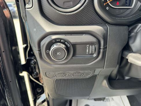 Used 2025 Jeep Wrangler Unlimited Rubicon w/ Convenience Group AWD/4WD image 18