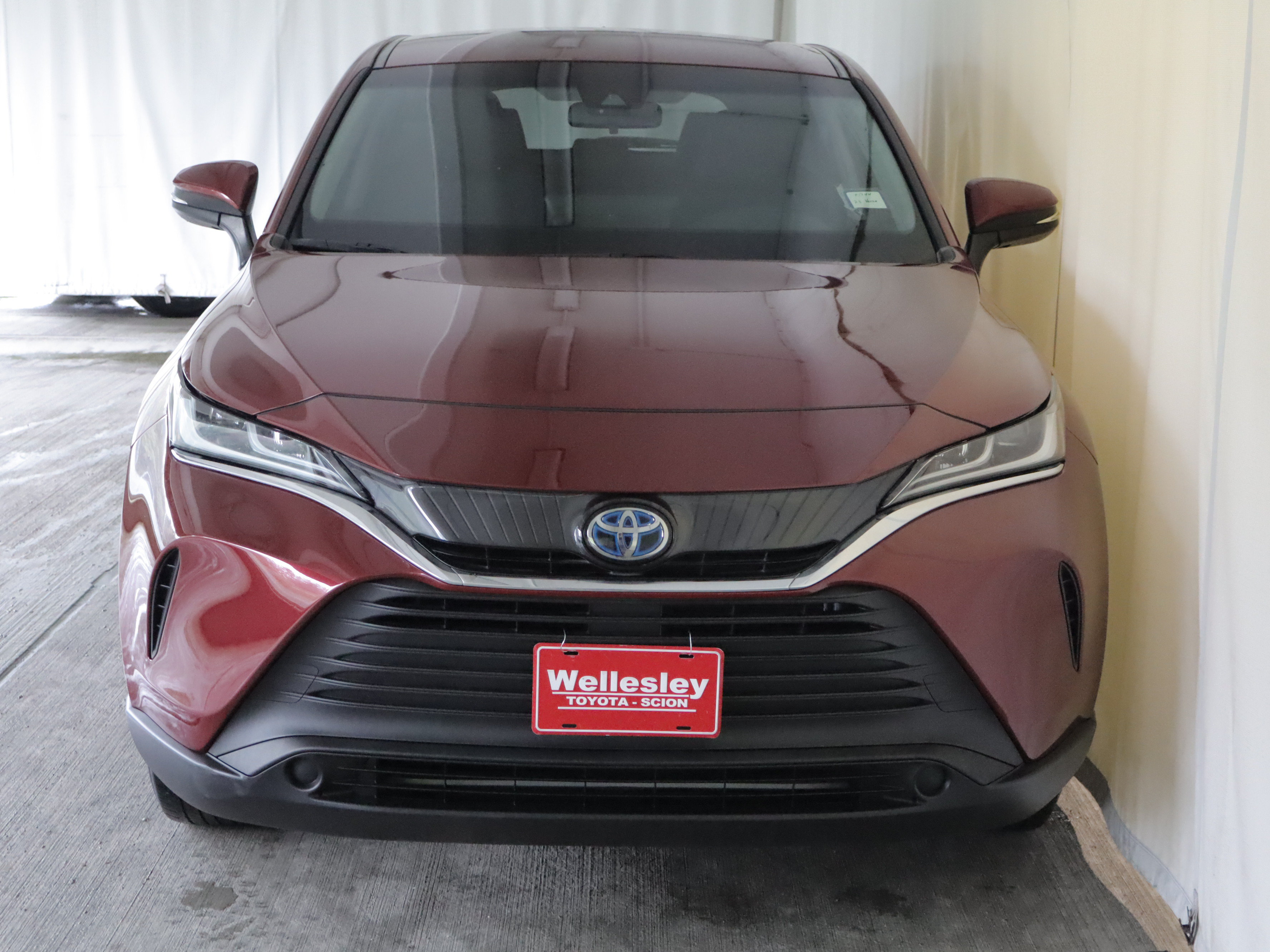 Used 2023 Toyota Venza LE AWD/4WD image 3
