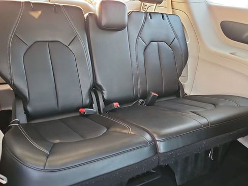 Used 2024 Chrysler Pacifica Touring-L image 18