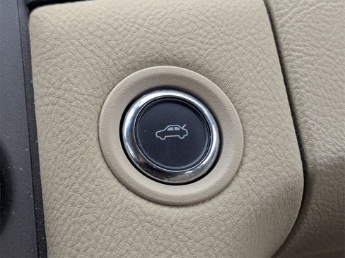 Used 2018 Ford Taurus SEL image 17