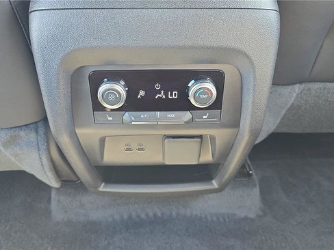Used 2026 GMC Acadia Elevation w/ Elevation Premium Package FWD image 17