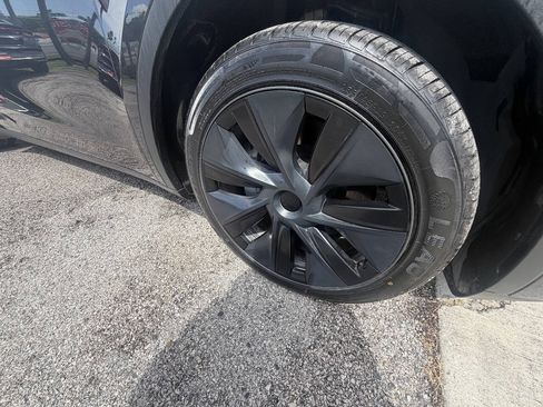 Used 2024 Tesla Model Y Long Range RWD image 32