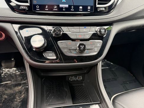 Used 2025 Chrysler Pacifica Limited image 26