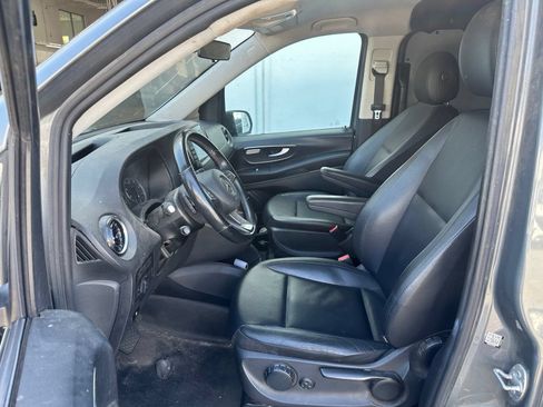 Used 2022 Mercedes-Benz Metris image 2