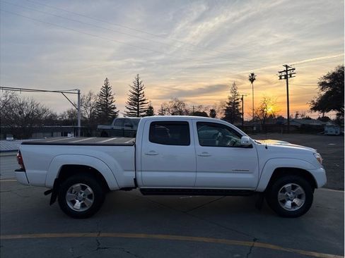 Used 2015 Toyota Tacoma PreRunner w/ TRD Sport Package image 5