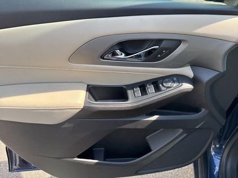 Used 2023 Chevrolet Traverse LS image 8