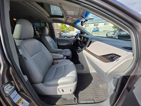 Used 2017 Toyota Sienna XLE image 16