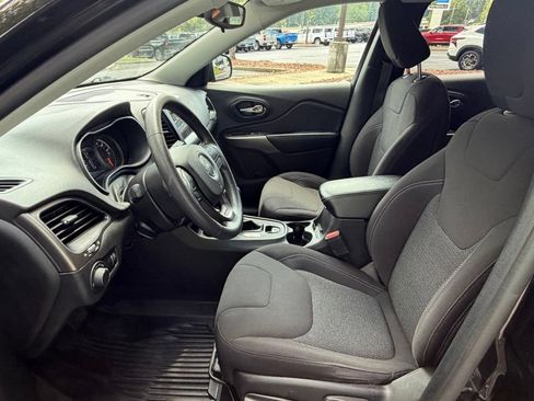 Used 2021 Jeep Cherokee Latitude w/ Mopar Interior Package AWD/4WD image 26