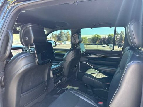 Used 2022 Jeep Wagoneer Series III w/ Rear Seat Entertainment Group AWD/4WD image 19