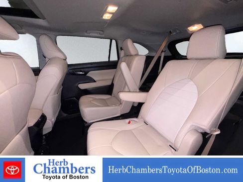 Used 2024 Toyota Highlander XLE AWD/4WD image 18