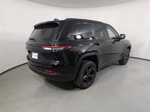 New 2025 Jeep Grand Cherokee Altitude image 7