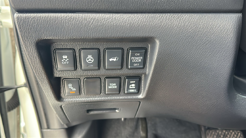 Used 2017 Nissan Pathfinder Platinum w/ Family Entertainment Package FWD image 22
