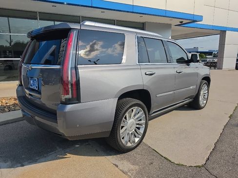 Used 2018 Cadillac Escalade Platinum AWD/4WD image 3