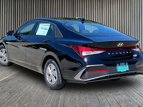 New 2026 Hyundai Elantra SE FWD image 3