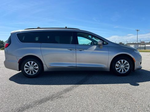 Used 2017 Chrysler Pacifica Touring-L FWD image 8