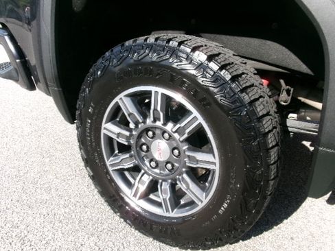 Used 2024 GMC Sierra 1500 AT4 w/ Technology Package AWD/4WD image 11
