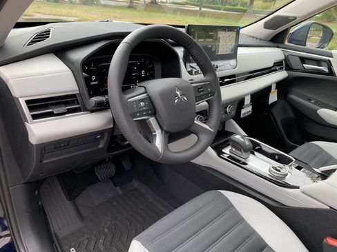 New 2025 Mitsubishi Outlander SE image 14