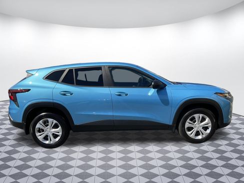Used 2025 Chevrolet Trax LS FWD image 2